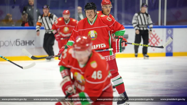 Лукашенко о падении во время хоккея: «бей своих, чтобы чужие боялись. Всё в порядке»