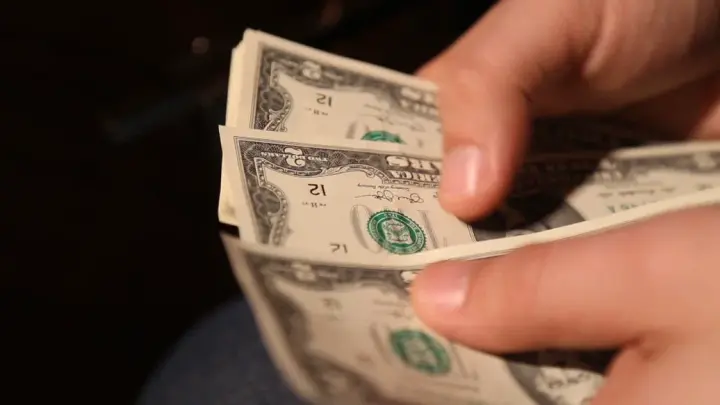 Финэксперт Кутьин рассказал, как правильно избавляться от старых долларов