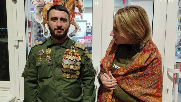 Колотовкина встретила трех ряженых Героев России и испугала их вопросами