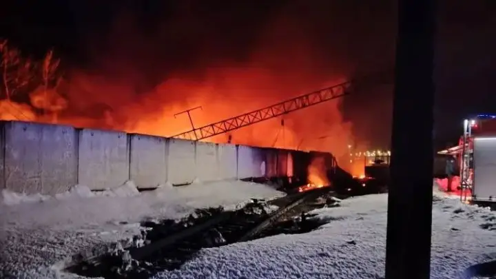 В Мичуринске после схода вагонов загорелись 16 цистерн с топливом и газом