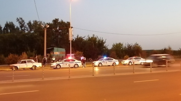 На трассе в Челябинской области автомобиль съехал в кювет, уходя от полицейской погони