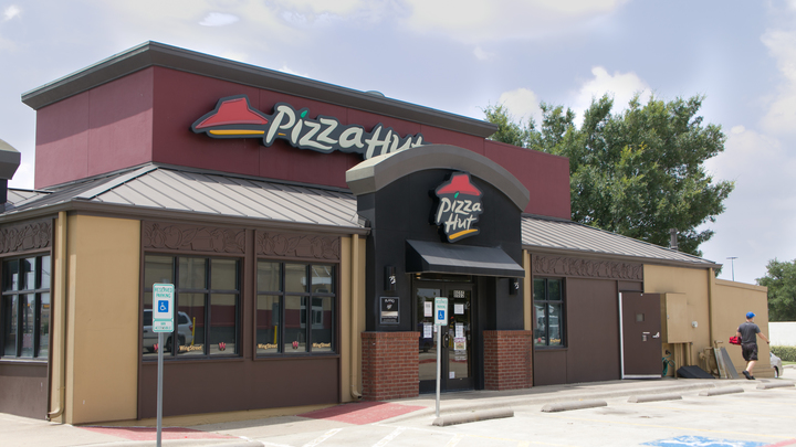 Проклятие Горбачёва: Самый известный в мире бренд пиццы обанкротился