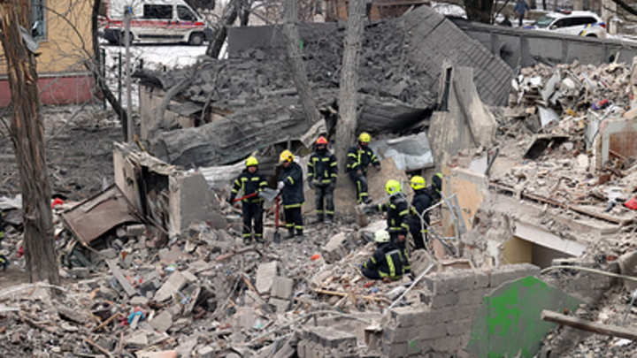 ВСУ снесли снарядом дом в Донецке. Под завалами люди
