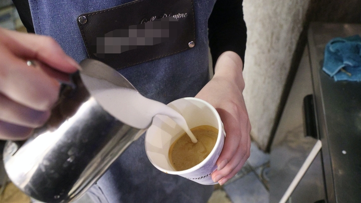 Я не смогу вас обслужить. Уставшая бариста полчаса искала сдачу для посетителя. Есть нюанс: тот хотел оплатить кофе картой