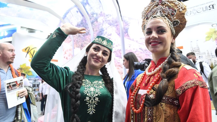 16-летняя волгоградка покорила форум Россия своими кокошниками