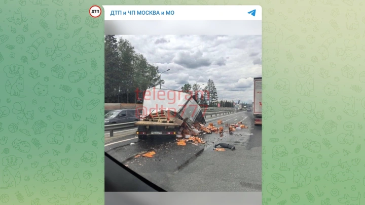Грузовик с аперолем перевернулся в Подмосковье