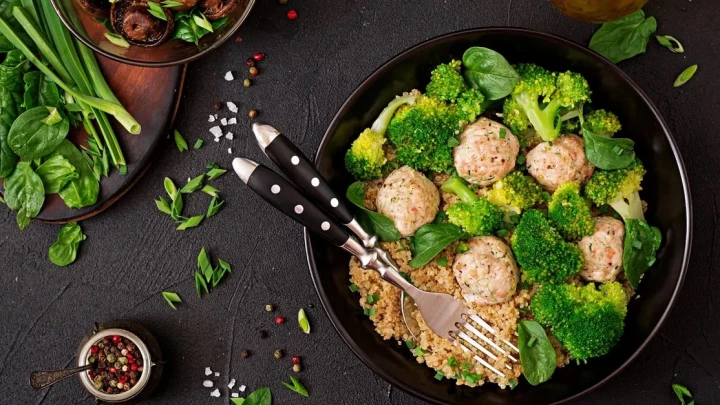 Рвота не прекращалась несколько часов: Роковая ошибка за обедом. Молодая женщина скончалась от тяжёлого отравления