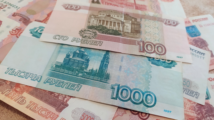 Грязный потолок вместо артиста: Сибирячка купила бесполезный VIP-билет на концерт в Новосибирске