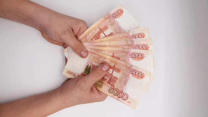 Ъ: средняя зарплата в России превысила 100 тысяч рублей из-за дефицита кадров