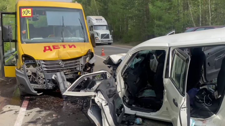 В Бурятии произошла смертельная авария с школьным автобусом и иномаркой