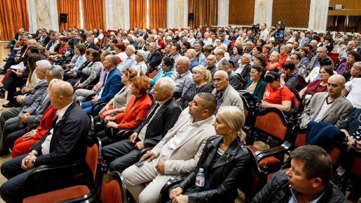 В Молдавии оппозиция показала «мускулы» и провела форум местных властей