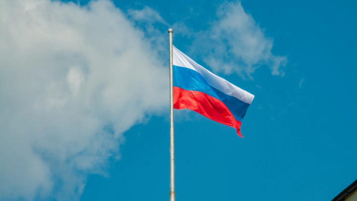 МИД и Минкульт Украины возмутились поднятием флага России на Венецианском фестивале