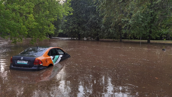 Центральные улицы Нижнего Новгорода ушли под воду после ливня