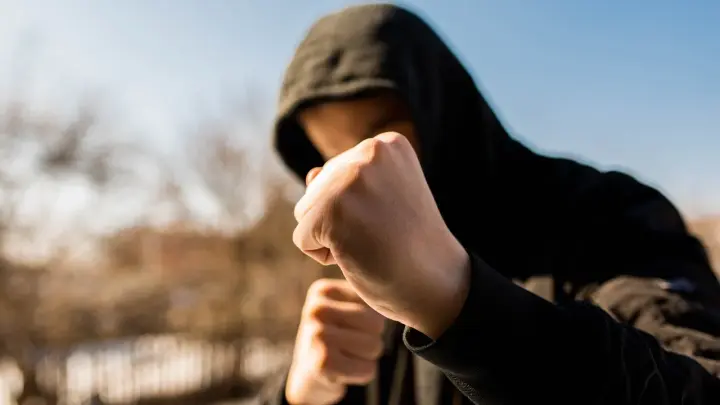 Его только это спасло: Толпа разъярённых подростков избила курьера около супермаркета