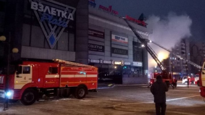 Мощный пожар произошел в торговом центре “Взлетка Плаза” в Красноярске