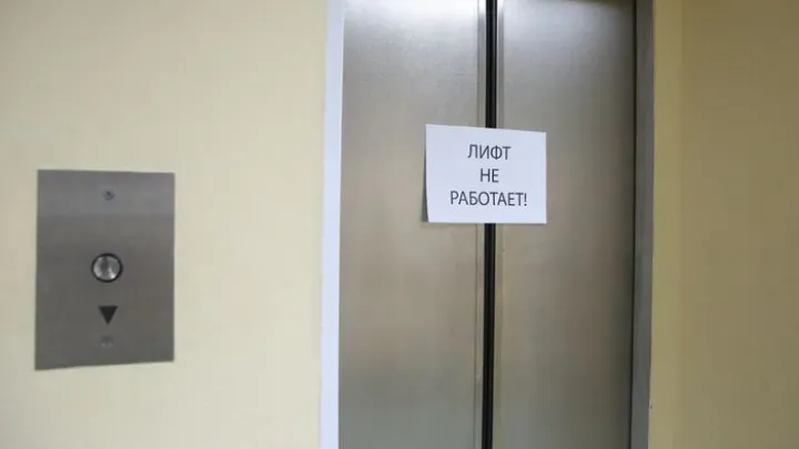 Во Владивостоке 85-летнюю бабушку спускали на носилках с 22 этажа из-за неработающего лифта
