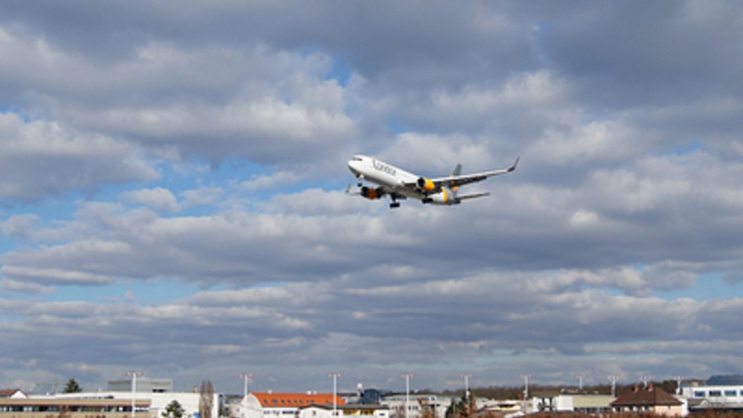 Сейчас в японии горит самолет. Сейчас в японии горит самолет. Самолеты японии. Взорвался китайский самолет. Боинг 737 после пожара china airlines.
