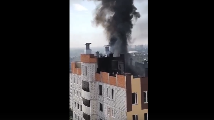 На крыше высотки в центре Иванова горели кровельные материалы