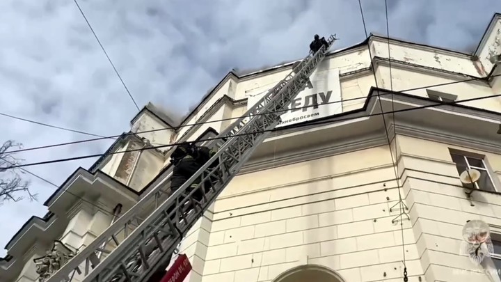 В Ярославле 14 пожарных бригад тушат «сталинский» многоквартирный дом