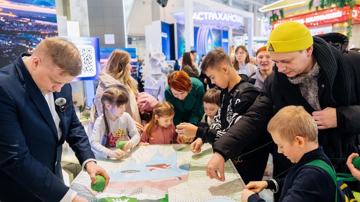 Панно с выксунским единорогом создали на выставке Россия