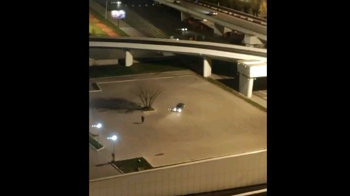18-летнего дрифтера задержали за гонки во дворе на Ленинском проспекте в Москве по видео в соцсетях