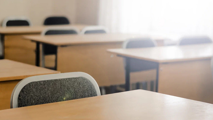 Ураган сорвал свежеотремонтированную крышу со здания школы в станице Березанской на Кубани