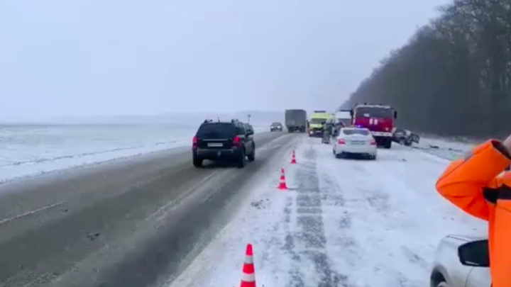 В Усть-Лабинском районе семь человек доставлены в больницу после ДТП на заснеженной трассе