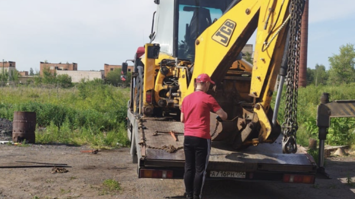 Мигрант угнал экскаватор со стройплощадки в Ленинградской области и сбежал в Москву