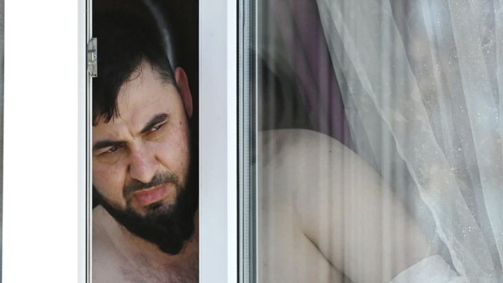 Проснулась, а в форточке - извращенец с двухметровой палкой: В Москве неизвестный азиатской внешности напугал девочку