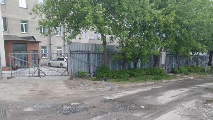 И как нас это спасёт?: в Новосибирске возвели глухой забор вокруг пятиэтажки с мигрантами