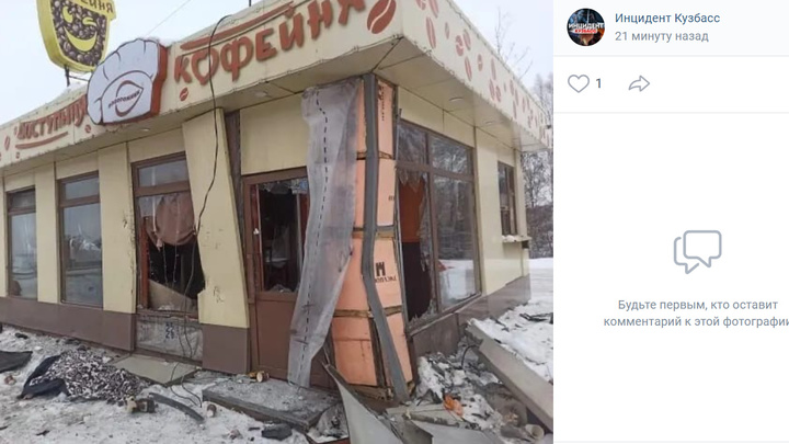 В Кузбассе автомобиль врезался на трассе в кафе быстрого питания