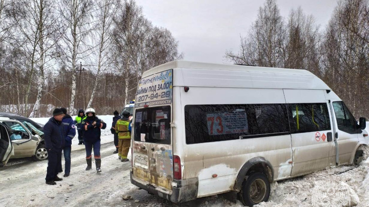 Под Новосибирском маршрутка столкнулась с автобусом и фурой
