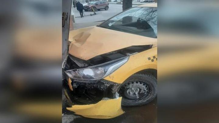 В Ростове-на-Дону водитель такси после столкновения с другим авто врезался в стену здания