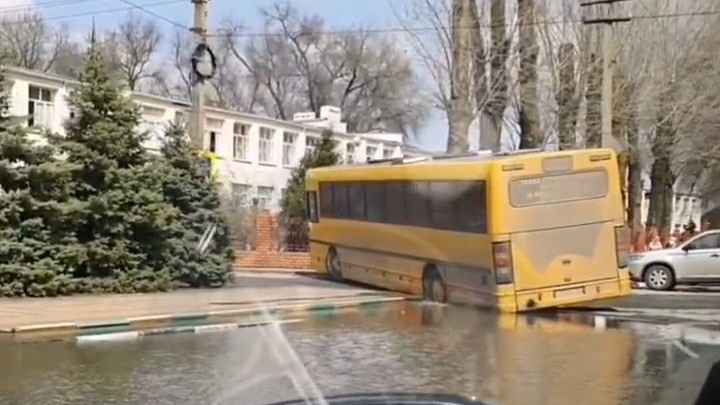 В Батайске школьный автобус провалился в дорожную яму прямо возле учебного заведения
