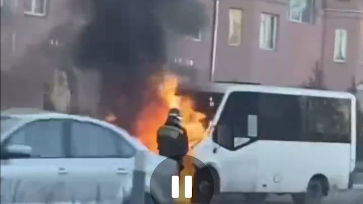 В Челябинске снова загорелась маршрутка в центре города