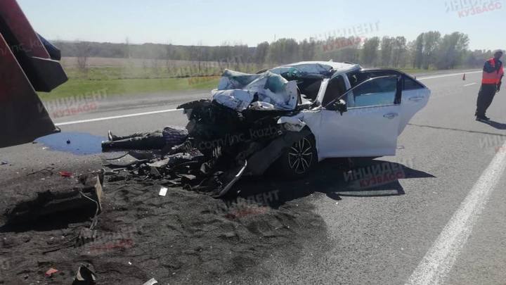 В ДТП с КамАЗом на кузбасской трассе погибли двое