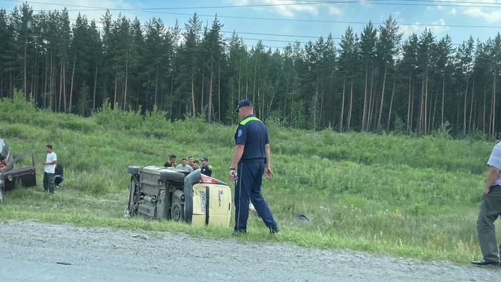 На трассе М-5 в Самарской области столкнулись Лада и машина инкассации