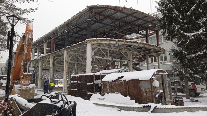 В Первомайском сквере Новосибирска до каркаса разобрали Park Cafe