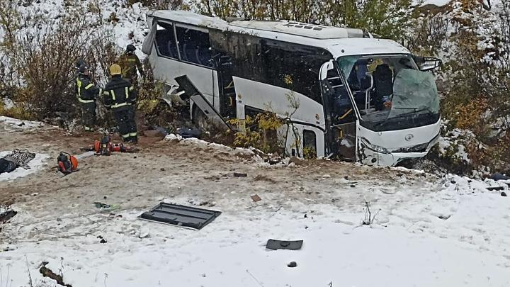 В Якутии четыре человека погибли в слетевшем с трассы автобусе