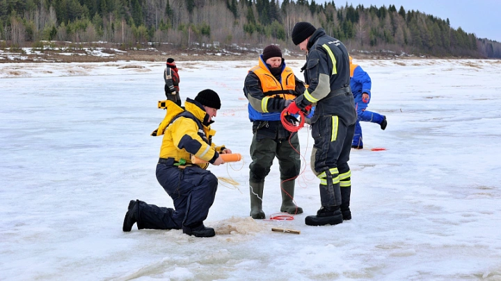 На крутом повороте Пинеги взорвали лед