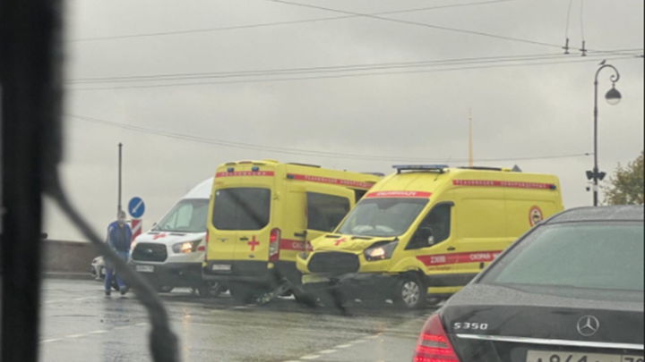 В Санкт-Петербурге реанимобиль с тяжелым пациентом протаранил легковушку у Дворцового моста