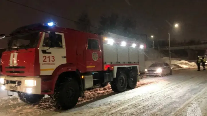 Ночной дозор: подмосковные спасатели всю ночь вытаскивали фуры из сугробов