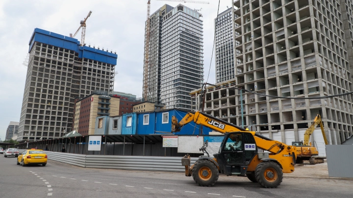 В Алма-Ате пострадали 23 человека, когда подъёмный кран протаранил автобус