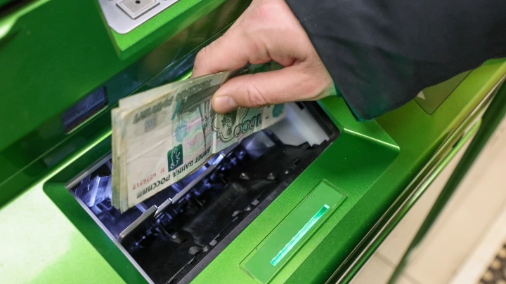 Жителей России предупредили о последствиях переводов денег другу