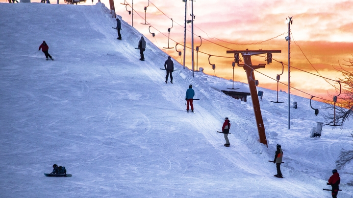 Как в новогодние: На подъемниках горных курортов Сочи - рекордные очереди