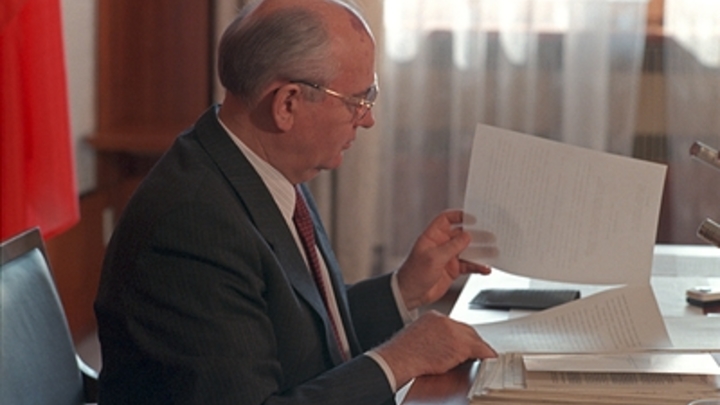 Хуже Ельцина только Горбачёв: В России определились с главными злодеями