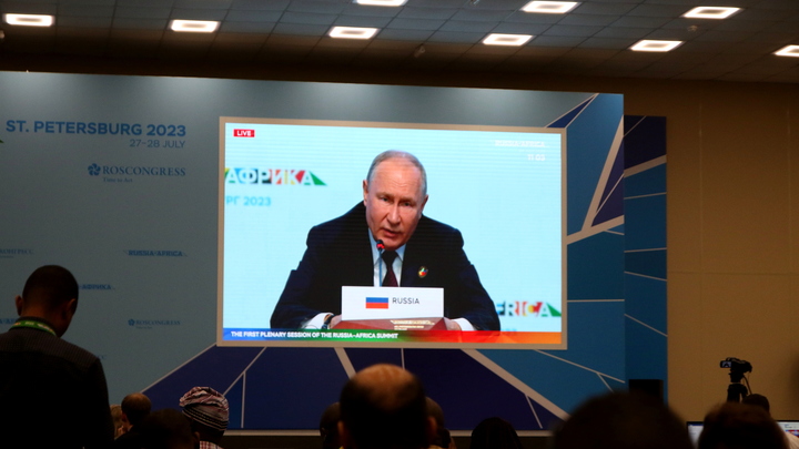 Путин открыл парад ВМФ в Петербурге: Мы преклоняем колени перед флотоводцами и моряками