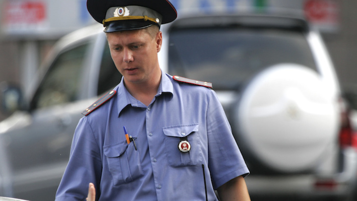 В Курганской области водитель без прав разбил авто об дерево