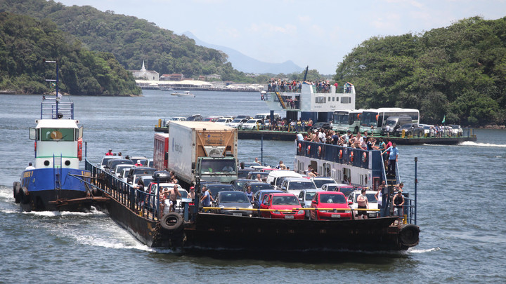 Паромы перевозят транспорт по Керченской переправе, несмотря на сильный ветер