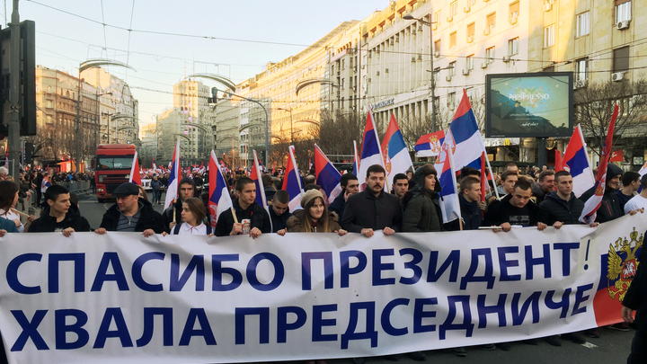 Яблоку негде упасть: Сербы пришли к храму святого Саввы поприветствовать Путина - видео